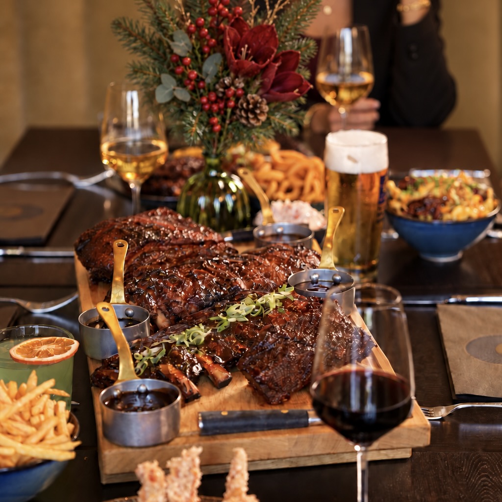 Festlich gedeckte Weihnachtstafel mit Spare Ribs, Champagner und Kerzenlicht im St.Ribs Bonn