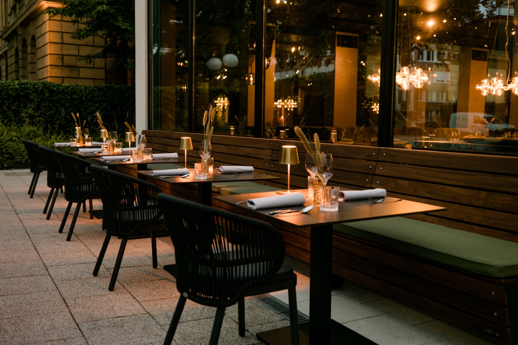 Terrasse des St.Ribs Bonn an der Adenauerallee am Abend