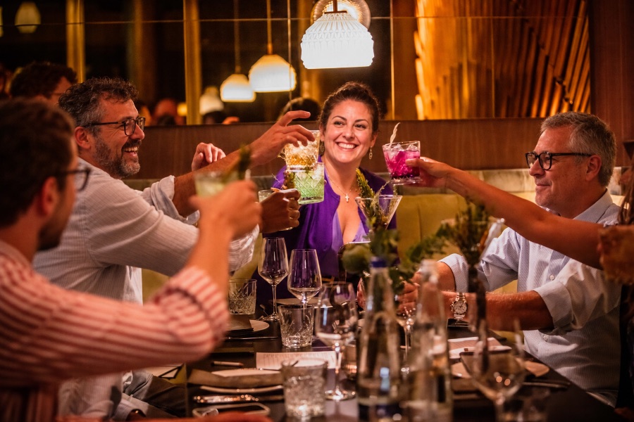 Private Feiergesellschaft stößt mit Cocktails an der Tafel im St.Ribs München an