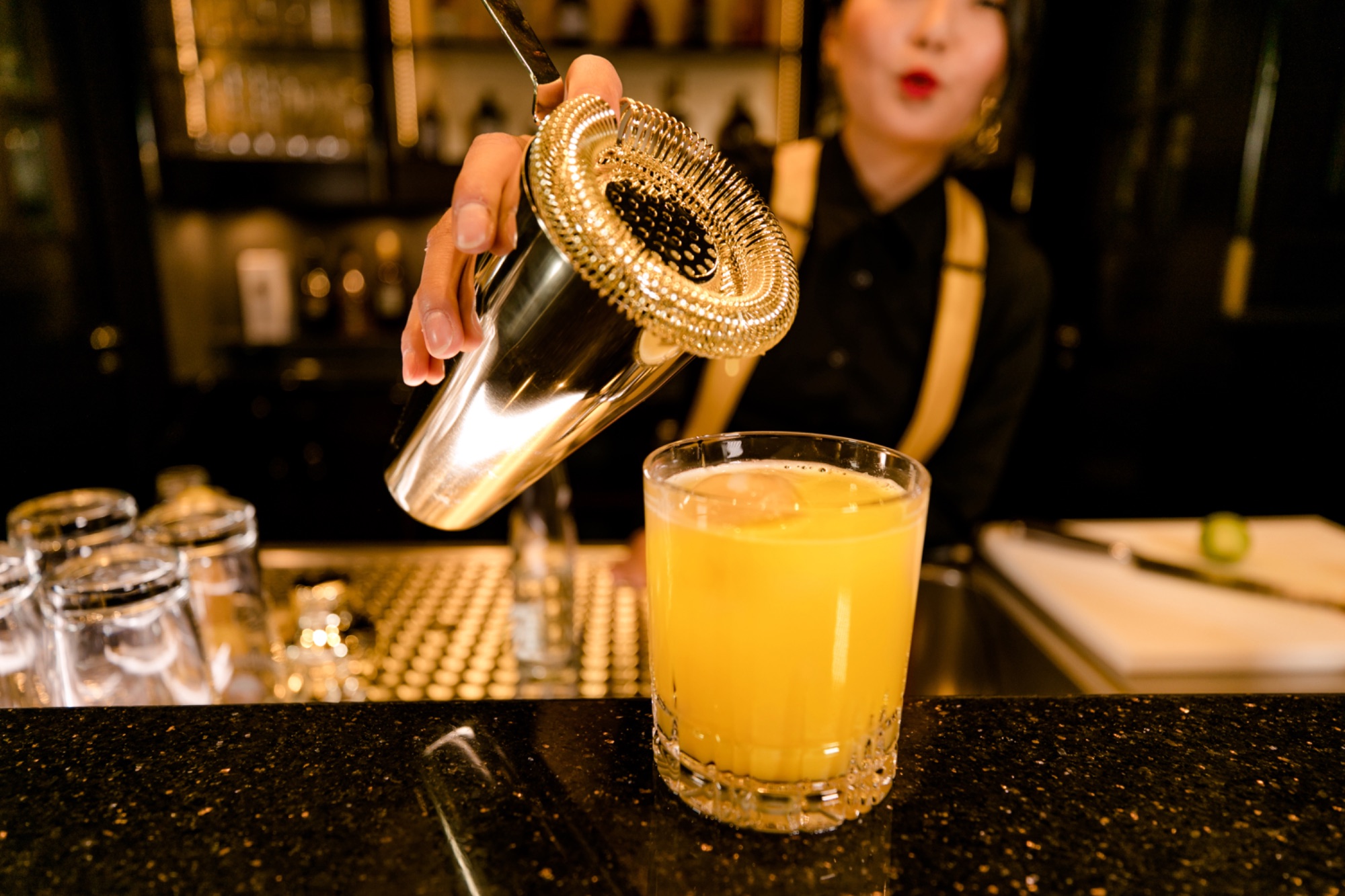 Barkeeperin mixt einen Cocktail an der Bar des St.Ribs München