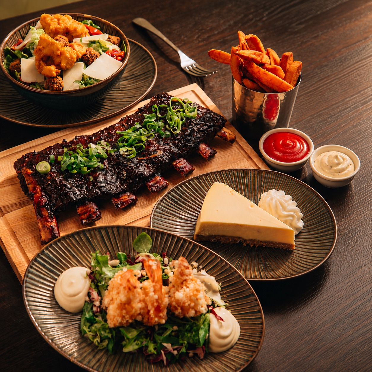 Spare Ribs auf dem Holzbrett mit Salat, Sweet Potato Fries, Dips, Garnelen und Cheesecake im St.Ribs München
